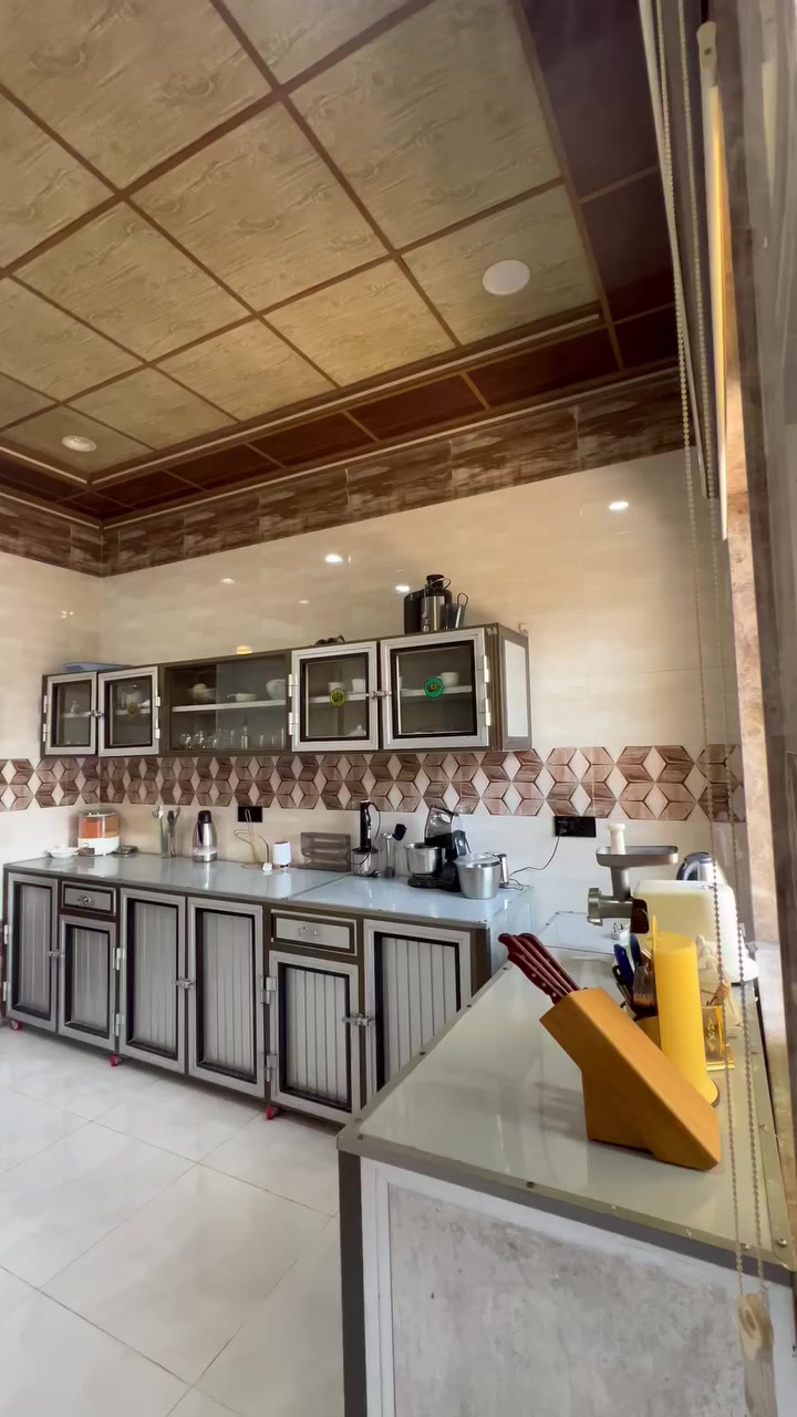 #للبيع
بيت في حي المزارع الثانية خلف مول تيم مارت  

المساحة 200 متر طابقين  

الطابق الاول غرفتين وصاله واستقبال ومطبخ حار + بارد بالاضافه الى 3 مناور البيت شروق قبلة

الطابق الثاني اربع غرف نوم وصالة وصحيات كامل بس ناقص لبخ وكاشي كامل سيراميك وتاسيس كهرب ومجاري  

للاستفسار الاتصال على الرقم 

***********
