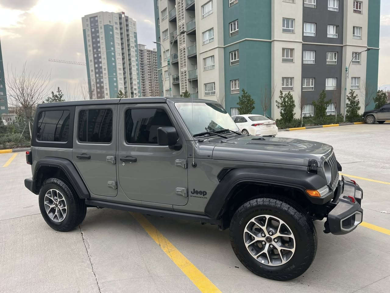 سلام عليكم
جيب رانگلةر موديل ٢٠٢٣ ئةن ليميتد سبورت رةنگي چيمةنتويي ٣٣٠٠٠ ميل رويشتوة ناو  زةردي بيلادي ئوتو ستارت ستوپ شاشة وةسةت بةصمةو دةبل عةكسل جامي عادية و كارةبا نية  مةكينة ٦ پستون بي بوياخ و بي سارد و بي شوخت تةنها بونيد گوراوة بة بيلاد و ناوي هيجي پيوة نية  رةسمي دةعم و رةقةمي شانصيم داناوة نرخي 275 ورقة و مجاليكي كةم 

1C4HJXDG7PW550917رقم شانصي 

رقم موبايل ***********
