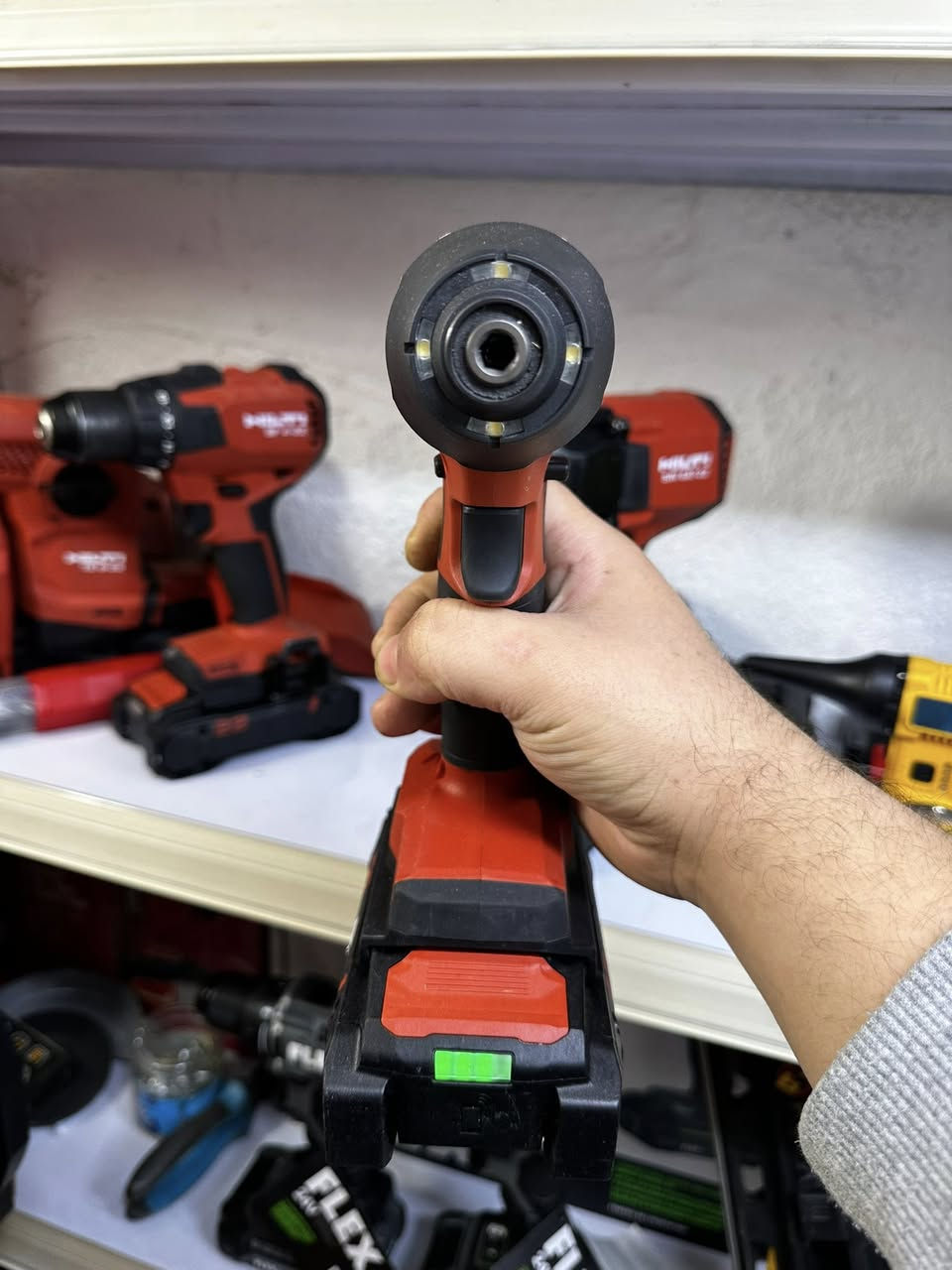 سلام و علیکم متوفر سیت من شرکە (هیلتی)نورون
معی 2 بطاریە اربعە امبیر و شاحنە 
توصیل موجود واتساب 
***********
