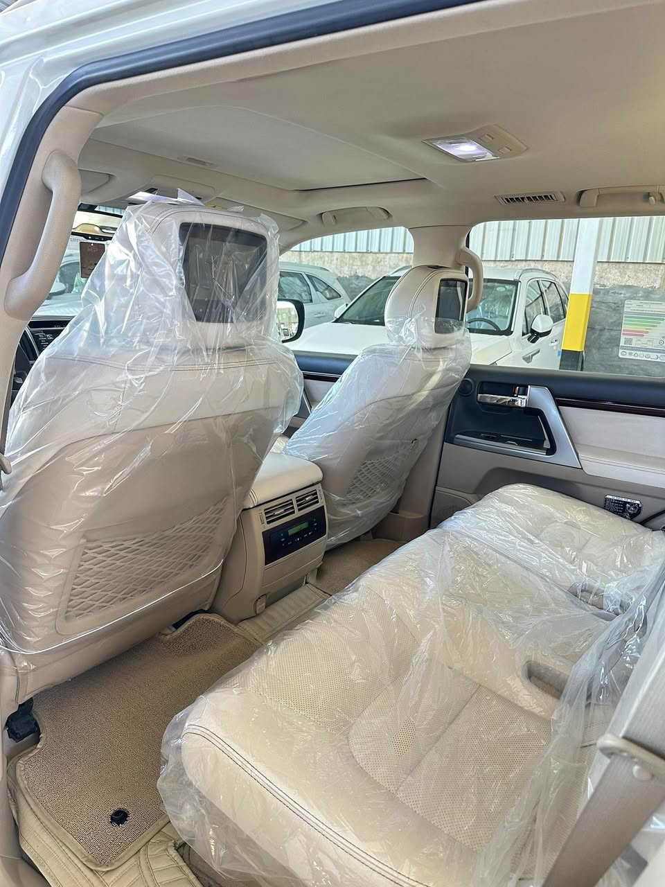 لاندكروز موديل 2014 رقم بغداد
مواصفات 5.7 VXR 
مكفوله كفاله عامه حتى الدعاميات 
السعر ٤٢ الف بيها مجال
***********
