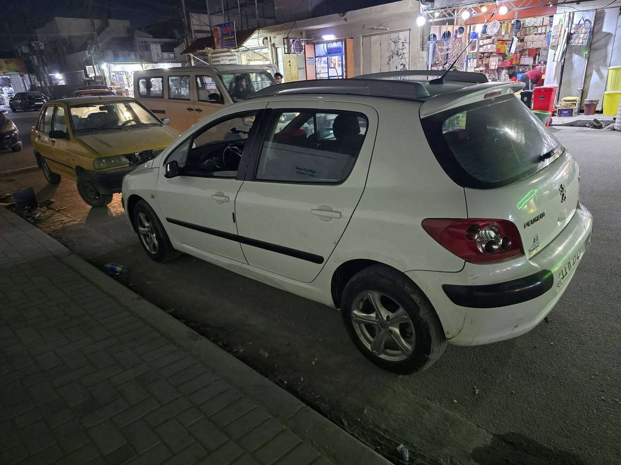 بيجو فرنسي ٢٠٠٥ سيارة مثل ما موضح بل صور كير ومكينة مكفولات السيارة خير من الله ***********
