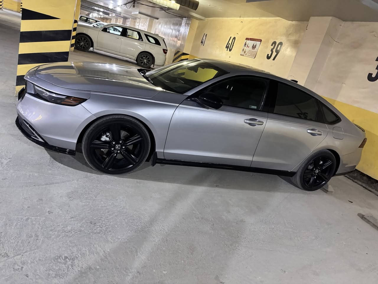 هوندا اكورد هايبرد 24  Sport L
رقم بغداد 
مواصفات فول
جلد
فتحة
تشغيل عن بعد
 وبصمة ابواب
كشن خزن
تحديد مسار
قيادة ذاتية
وبعد هواي مواصفات

الحادث موجود بالمنشور 

بس بارد مابيها اي صبغ 
فقط مكانات مكحله صغيره 
 
ملاحظه
 مابيها شي مبدل 
كله ع وضع الشركه 

ماشية ٢٤ الف كيلو وقابل للزياده 
السعر 205 وبي مجال 

***********
