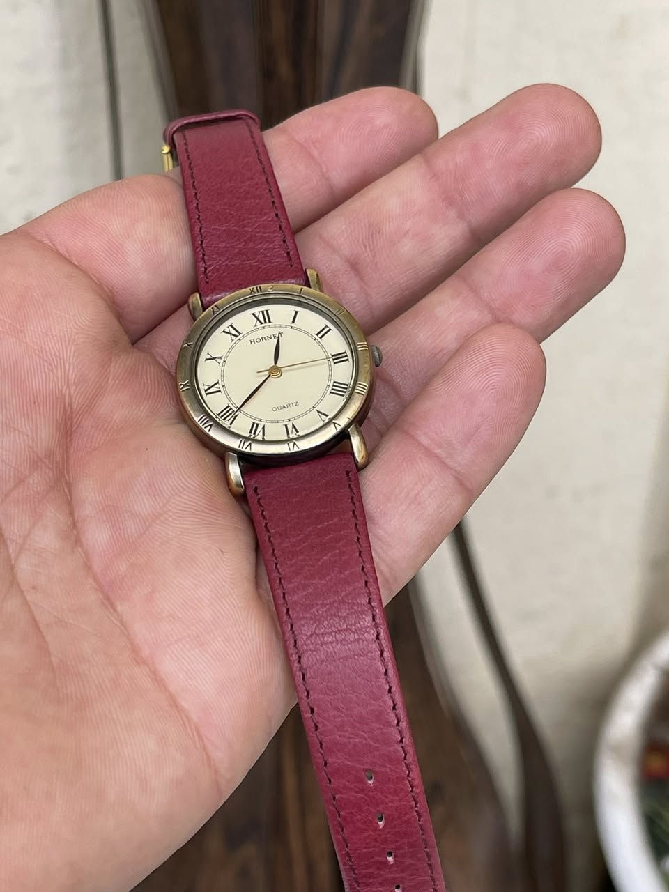 سلام عليكم
ساعة البيع 
ماركة HORNET ياباني اصلي 
قديم ارقام روماني كلاسك 
سير جلد اصلي مرن 
مختم يبان ضد ماء سنل ستيل اصلي 
مينه لون مميز 
تعمل دقة عالية 
سعر ٣٥ 
عنواني بغداد الدورة يوجد توصيل بغداد ولكل العراق 
***********
