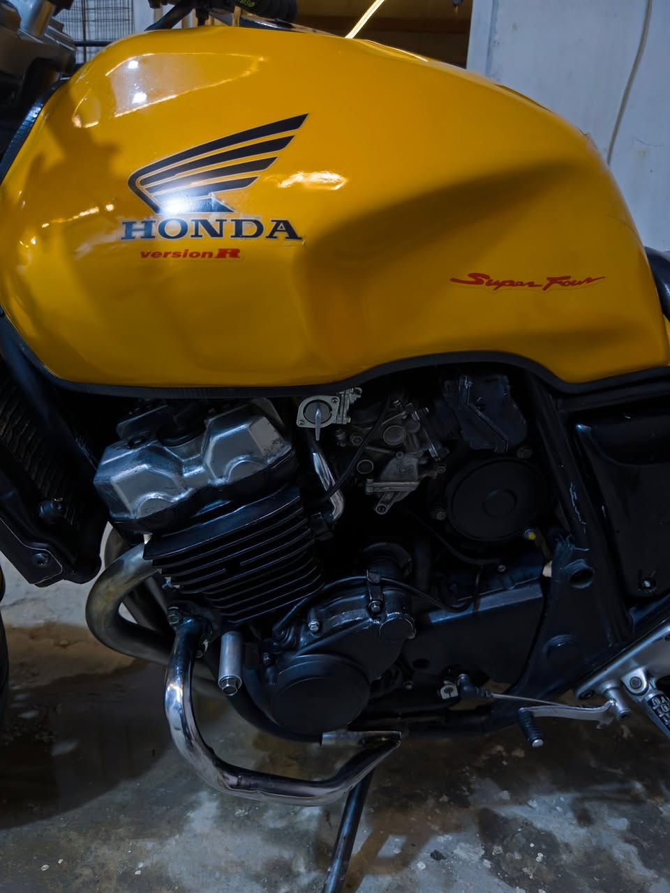 طحة cb400cc موديل جيل اول الدراجه نضافتها كدامك بالصوره والحقيقه بعد احلى الاول والثاني والثالث بطناش على شرط اوراق كامله ومدفوع الكمرك مالتها يعني تقدم معاملة ترقيم كبل مكان الدراجه بابل الحلة 
السعر 15 ورقه ***********
