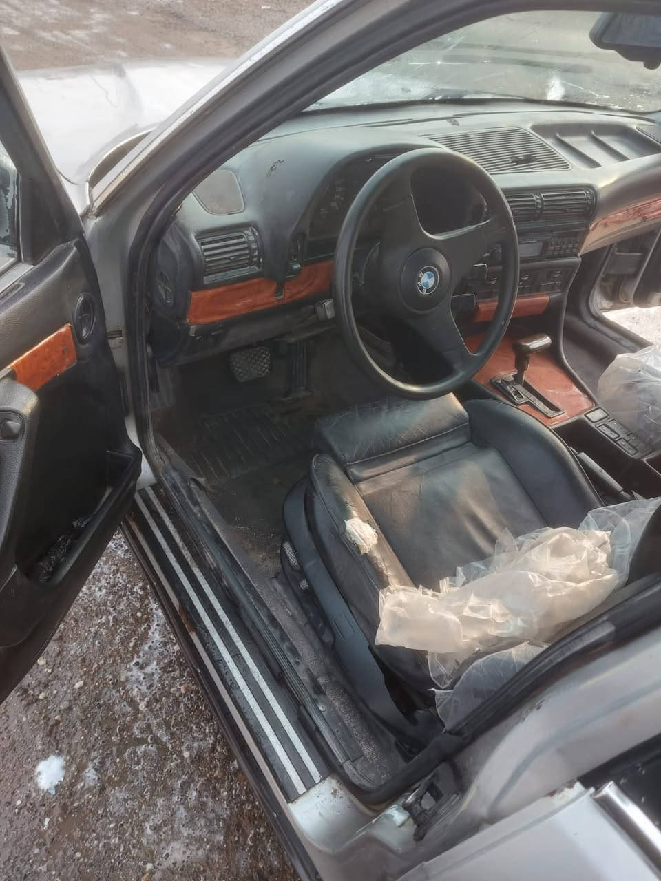 السلام عليكم خوان بي ام ٧٣٥ للبيع رقم بصره ألماني  موديل ٩٢مكانها بصره مكفوله من الصبغ والضربه كير محرك اكسل بالكارتون حداده كلش حلوه غرفه جديده سياره بلاد عظمتها تخبل لايت زنون كهربائياتهاكلها شغاله دعاميه كدام مابيها وسنويتها ضايعه بيها كتاب فقدان كامل حتى من المرور سعر ٢٨ موسعرها بس مستعجل علبيع 
***********
***********
