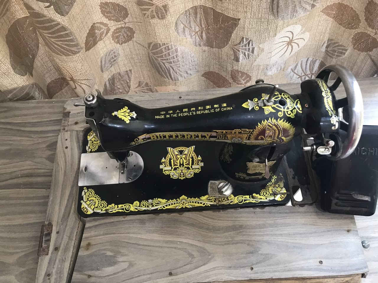 مكينة خياطة ام الفراشة اصلية شغالة على الفحص كاملة مكينة وماطور ودواسة وميز السعر ٦٠ المكان نجف حي ميسان ***********
