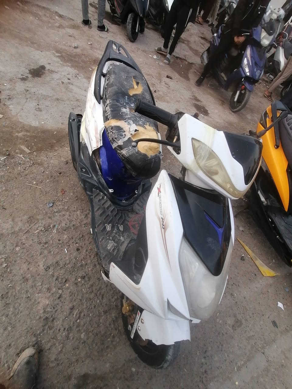 معك صيني للبيع ماكينتها حلوه بها ربل ولف شويه ويقطع الدخان شرط كنده حلوه ناعمه سلفه  دراجه مكانها بصره حمدان شراي يخابرني دراجه جاهزه عاوزه ***********  ميتين وبيهة مجال
