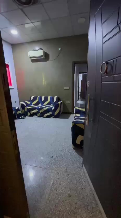 شقة للأجار مؤثث بلكامل طلاب او موضفين 550 بداية شارع ليمونة لتواصل 
***********
