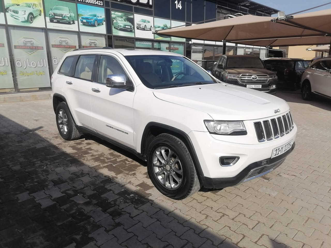 سلام عليكم جيب موديل 2015 خليجيه بيها 3 قطع صبغ الاماميه...بدون دواخل. الشاصي ولا لغود السياره بصمه  فتحه جنطه كهربائيه كشنات جلد.شاشه جبيره كامره دواره تحكمات جهتين. حساس امامي وخلفي. فوول. لون أبيض رقم بغداد انكليزي بسمي .. وبيها بيبان عدد 2 تبديل نفس لون..  سعرها 175 وبيها مجال. مكانها كربلاء رقم موبايل ***********
