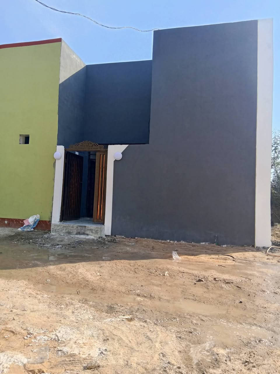 50 متر للبيع بناء بلوك وعكاده تجعيب طابوك سقوف ثانويه ارضيه بورسلين يحتوي على غرفه او صاله وصحيات ومطبخ شارع المطار بشارع علكم بشارع حاتم الخير نهايت المقرنص بل بدايه  ***********
