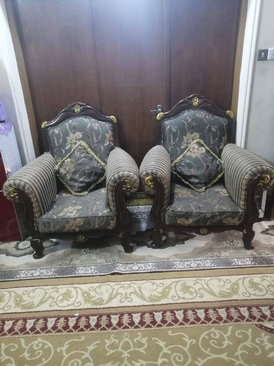 سلام عليكم تخم ١٠ مقاعد العنوان بغداد الكماله شراي يجي خاص نظيف او تصال عل رقم تالي ***********
