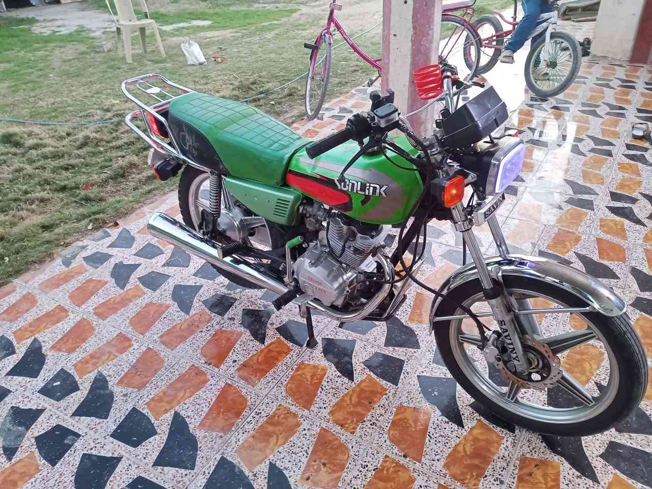 سلام عليكم اخوان عندي هاي الدراجه سافين للبيع محرك ما مفتوح كلها شغاله مابيها اي نقص  مكاني كركوك رقم الهاتف ***********
