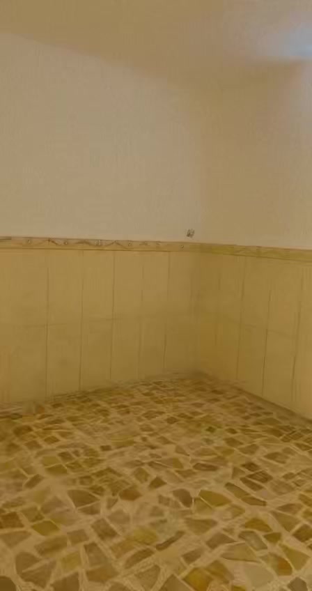 سلام عليكم. 50متر. ركن.     الطابق. الارضي.  استقبال. و. مطبخ. و. صحيات. الطابق. الثاني. غرفه. مع. حولي.     موجود. محل. داخل. البيت   العنوان. الشعب. ديوان  خلف. شارع. 25.      ***********.
