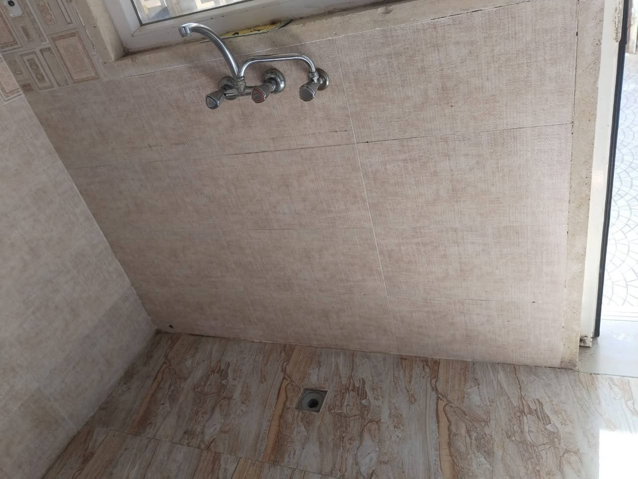 دار للايجار 🏠🏠
في حاوي الجوسق
مساحة 100 متر 
طابق واحد 👉 👉 👉 👉 👉 
يتكون من غرفة نوم وهول واستقبال وصحيات ومطبخ وبيتونة وسطح 
السعر 250 الف
موقع قرب جامع عروه الوثقة

للاستفسار اكثر  الاتصال على الرقم التالي 
***********
