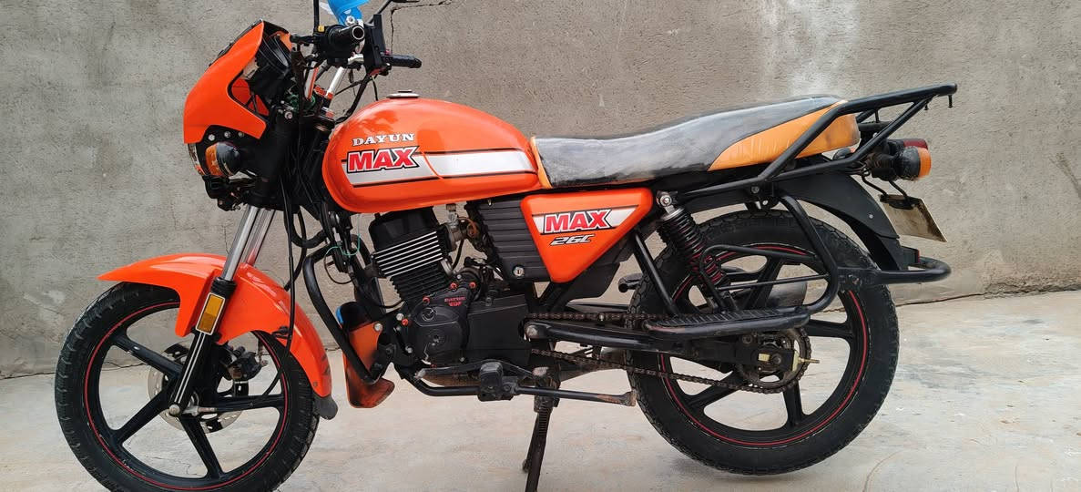 سلام عليكم دراجه دايون للبيع مديل 22 دراجه نضيفه حيل برقي مامفتوح بيها اوراق وصولي مليون و 600 وبيها مجال مكاني كوت حي الحكيم ***********
