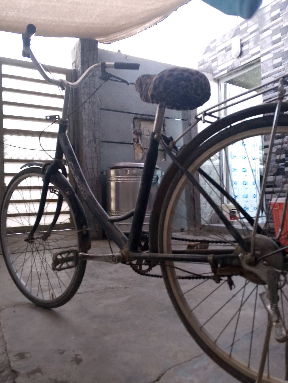 السلام عليكم بايسكل للبيع حجم 26 او مراوس رياضي وانطي فرق ب 50 الف المكان الرمادي الخمسه الكيلو