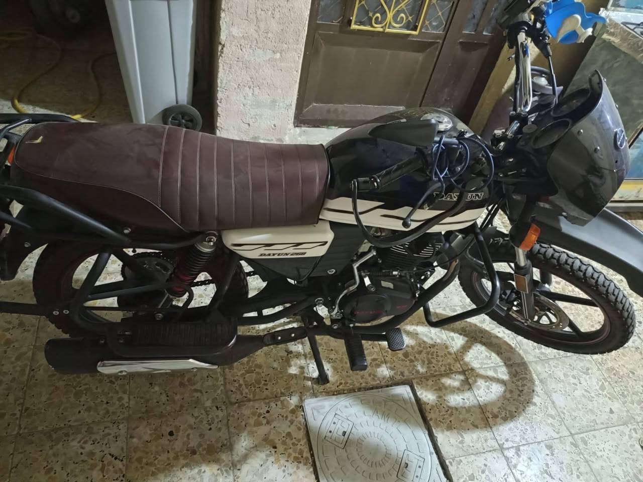 دايون جبلي طالعة ب2025موديل 2023 للبيع رقم دهوك بدون لوحات فقط سنوية عندي بسم الصقر الذهبي السعر مليونين و100 قفل *********** مشتغلة دلفري 6اشهر وصارله 8 اشهر متروكة
