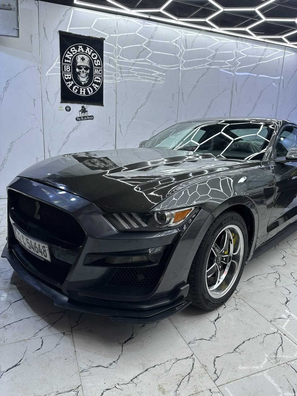 مرحبا شباب
فورد موستانك ايكو بوست بريميوم ٤ سلندر 
موديل ٢٠١٧ حادثها جاملغ خلفي وقبغ جنطه كلش خفيف وخشم البنيد 
وهنا صبغت الجاملغ الخلفي جهة الثانيه يعني نكول ٤ قطع 
صور الحادث موجوده 
محدث بنيد كاربون فايبر الياف بجم شيلبي 
بدون ايرباك .. بدون ايرباك اكرر 
عليها بك لايت سموك 
كت شيلبي 
ويل ويلد طرحه جديده 
عطاس تيربو 
سياره كامله مناقصها شي فقط تلحيضات بسيطه 
ادامه كامله سعرها ١١٨ وبيها مجال بسيط بيع او مراوس عادي وانطي فرق مكاني سيديه او بوعيثه ***********
