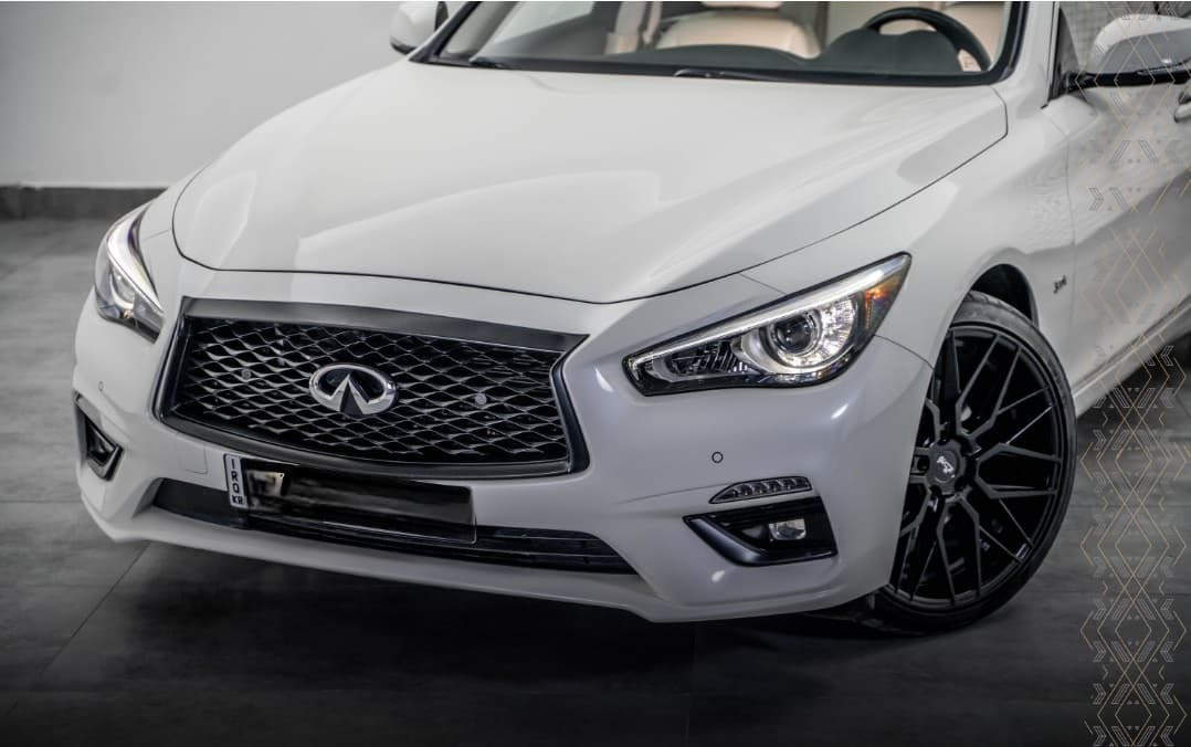 سلام عليكم.  
انفنتي Q50 سياره سيدان
. محرك V6 التوربو بسعة 3.0 لتر 
.قوة 300-400 حصان 
.ناقل حركة ئوتوماتيك بسبع سرعات 
.نيضام تحذير الاصطدام 
.نيضام تحذير مغادرة المسار 
.نيضام تنبيه النقاط العمياء
.شاشة لمس مقاص 7 بوصات 
.نيضام صوتي BOSEمتميز 
ANDRIOD AUTO او apple  carplay  .
.نيضام ملاحة
مقاعد جلد فاخرة 
مقاعد امامي هيتر 
نيضام الدخول ذكي بدون مفتاح 
.كاميرات 5
.رادار 4  
.كشنات خزن 
.ستيرن هيتر.كهرباي
.فتحت سقف 
.عينات كهرباي +رادار 
مود. Sport+eco+comfort
گزوز سپورت. 
.ويل. اصلي. سپورت 
.موديل ٢٠٢٠ 
.ماشي ٢٤ الف كيلو حقيقي 
.٢قطعه صبخ +٢مبدل نفس لون. بدون صبخ 
.باقي سياره مكفولة كفالة عام.  دينار ما بيها مصرف 
.رقم سنوي جديد 
سعر 17500$ومجال
***********☎️☎️☎️☎️
تحيات جميع كل اخوان……
