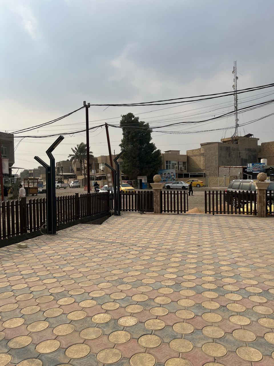 للبيع – بناية تجارية
📍 الدورة – كرارة – حي دجلة (نزلة مجسر الرابط بين آسيا ودجلة)

أبرز الميزات:
• 4 طوابق مفتوحة – مساحة 100م² لكل طابق – واجهة 10م
• تشجير 200م + نافورة ضوئية كبيرة + إنارة عواميد ليزرية
• مصعد بانوراما + كاميرات كاملة + أبواب كهربائية + شاشة عرض كبيرة
• تكييف سبليت إنفيرتر في كل الطوابق + مطافئ حريق
• أرضيات مرمر + صبغ جوتن + ديكورات سقوف
• طابق كامل جاهز للملابس والكوزمتك (خشب + رفوف ومدرجات)
• رفوف كاملة بكل الطوابق (كرزات + بقوليات خشب مطعم بالزجاج)
• صحيات ومخزن بكل طابق + سطح متكامل (مطبخ + صحي + منام عمال)
• مساحة خارجية صالحة لمأكولات ومرطبات

للاستفسار ***********
