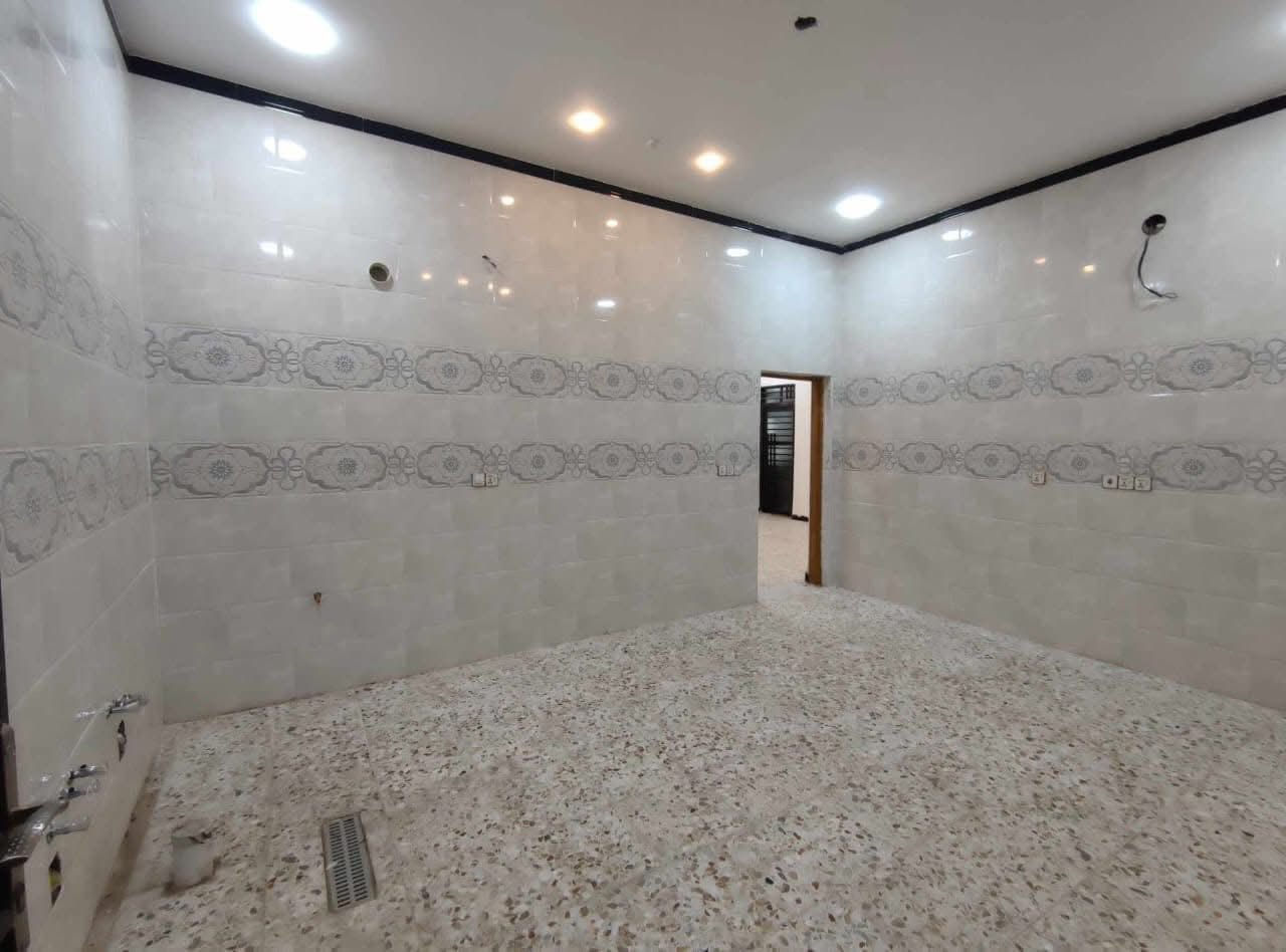 يالله للبيع بيت 200 نتر واجهيه 10م والنزال 20م بي اقرار محكمه طابو زراعي طابقين الطابق القاني غرف 2 سكفهن سندويج وصاله بل طابق الثاني  يحتوي على 
غرف 2
صاله 
استقبال 
صحيات داخليه 1
صحيات خارجيه 2
غرف 2 
مطبخ 
مكشوفات 2
البيت صب كونكريت مسلح 
عنوانه علوه الفحل قرب جسر الامام علي شارع القاعه البيت امرتب شارعه تبليط عرض الشارع 10 متر كهرباء ماء تبليط اناره كامل البيت معروض ب 95 مليون وبي مجال رقم الهاتف ***********
