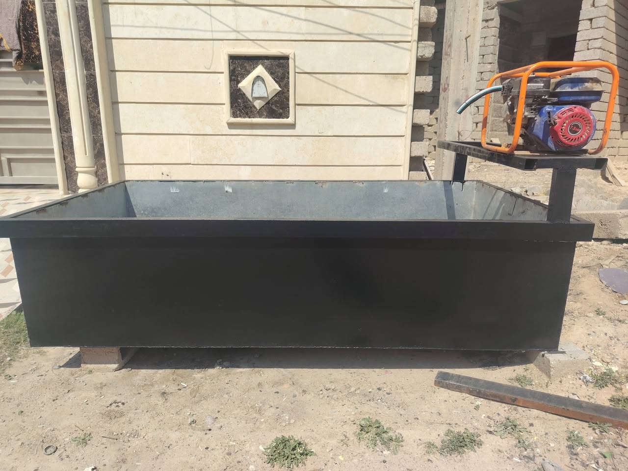 للبيع حوض سمك تريده ثابت يرهم تريده بكيه يرهم حديد مغلون كيج ١٦الطول مترين ونص وعرض متر وعشرين ارتفاع خمسين السعر ٤٠٠ للاستفسار ***********
