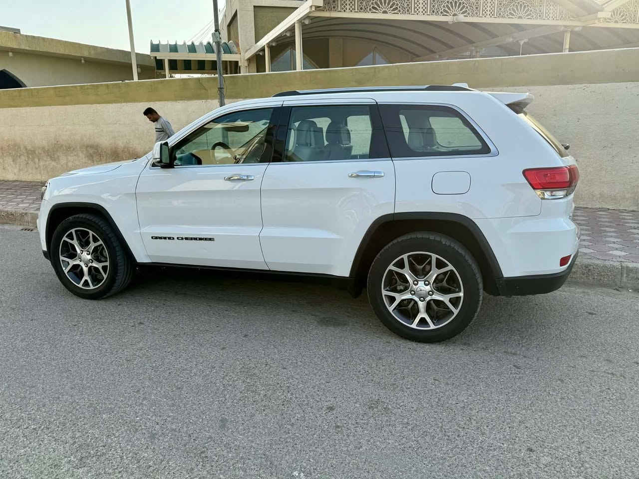 مكلفه بالنشر 
🔥للبيع – جيب كراند شيروكي خليجي (لمتد بلص)كامل مواصفات
مكاني ديالى بلدروز
✨ موديل: 2019 خليجي
✨ فئة: Limited (لمتدد بلص)
✨ بدون أي حادث
✨ رقم بغداد
ماشيه 80 الف كيلو متر
💎 المواصفات الكاملة:
✔️ محرك 6 سلندر 3600
✔️ دبل (دفع رباعي)
✔️ فتحة سقف بانوراما
✔️ جلد فاخر وكالة
✔️ شاشة كبيرة 3 + نظام ملاحة
✔️ كاميرا خلفية + حساسات أمامي وخلفي توقف ذاتي
✔️ تشغيل بصمة (دخول وتشغيل بدون مفتاح)
✔️ ريموت ستارت (تشغيل عن بعد)
✔️ مقاعد كهرباء + تسخين مقاعد
✔️ مثبت سرعة
✔️ تخم تاير جديد
✔️ إنارة LED نهارية
✔️ نظام ثبات إلكتروني
🚗 السيارة استخدام شخصي، نظافة عالية جداً، فحص كامل.
🔥 ما تحتاج صرف نهائياً – عليها ادامه كامله.
💰 السعر 🔥
📞 للحجز والاستفسار:
‭0771 683 3902‬
