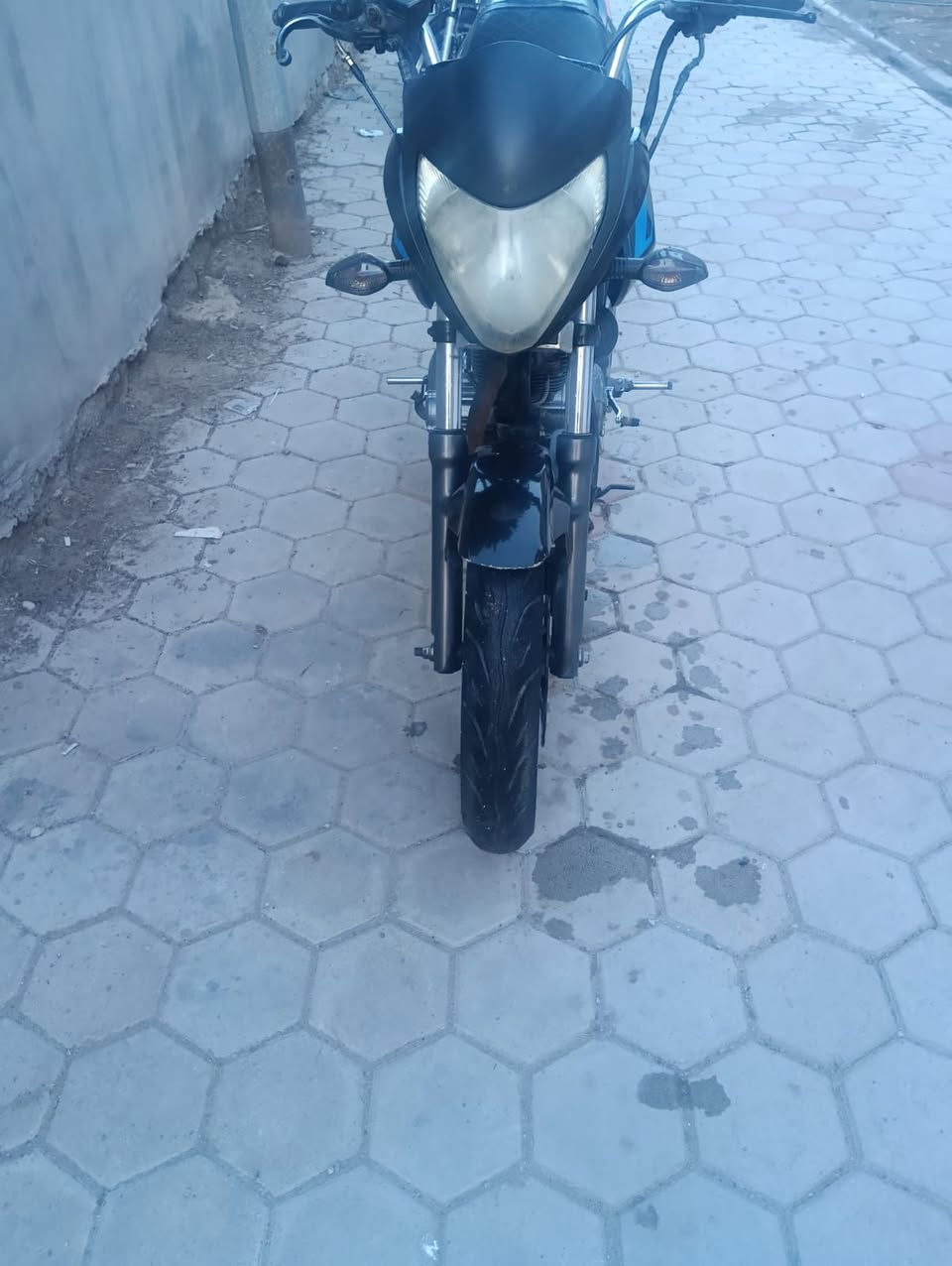 دراجه للبيع السعر 700 بيه مجال جديده كلش كهربائيات كله شغاله موديل 17  محرك 200 بلادي عنواني الرمادي حي ضباط للاستفسار على رقم ***********
