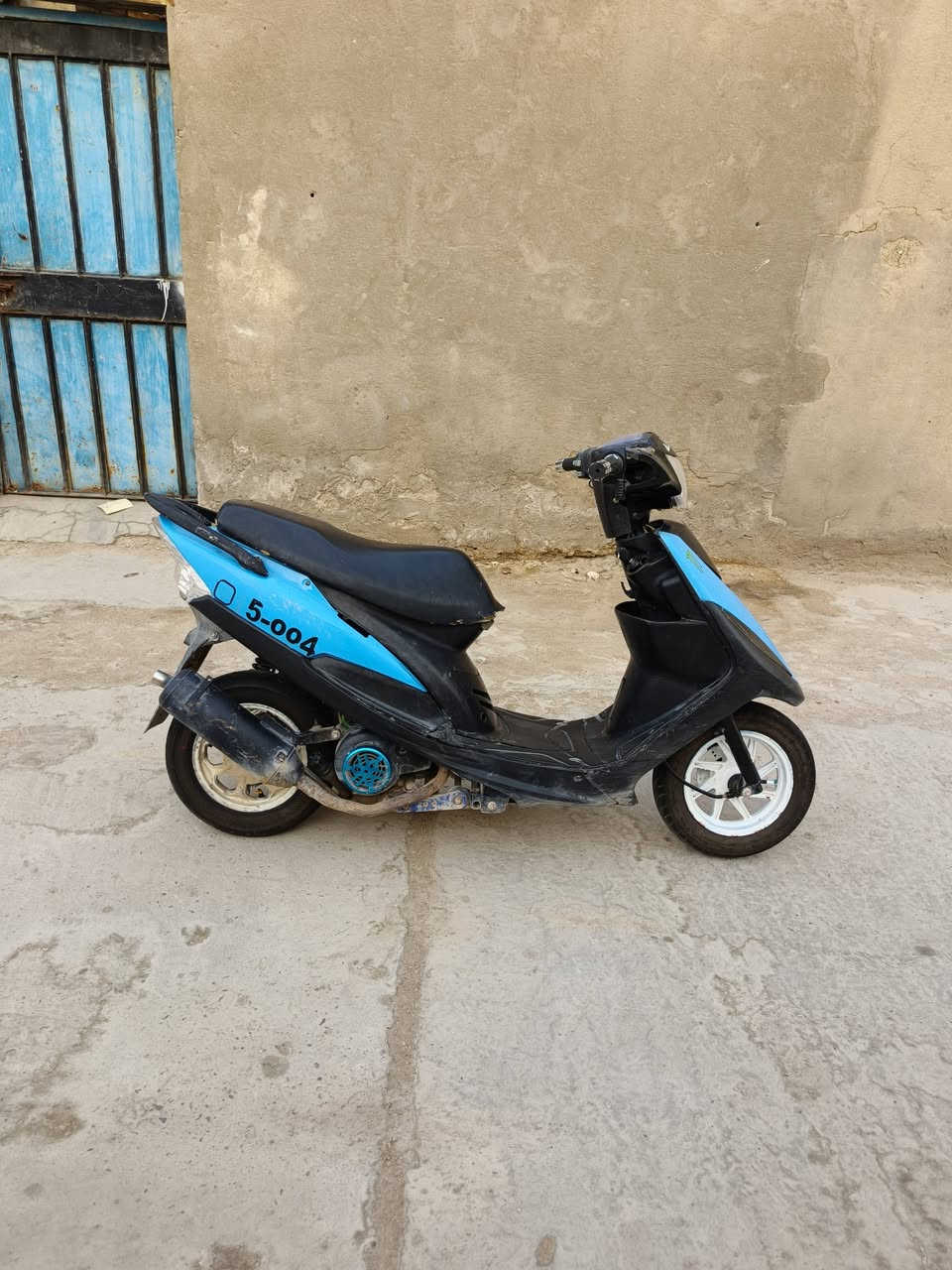 السلام عليكم عندي هاي الدراجه ماكس عدله (بسعر 550 الف اقرا الباقي) الدراجه جديده وبحاله ممتازه جدا الدراجه فيها فقط تبديل كور والسبب انه مكان البلاك يعني تهور وبدلته لهذا السبب فقط الدراجه ما بيها اي نقوصات بحاله ممتازه الدراجه مبدل لها تخم تايرات جديده مع دبلات جديده مع ضفيره جديده وكل شيء فيها ممتاز الدراجه  ما يعيبها اي شيء فيها نقوصات بسيطه جدا مثل ستان وسطي ولايت امامي فقط والدراجه ما تكلف نقوصاتها حتى 15 الف ومخصومه من السعر والدراجه فقط يراد لها تنظيف كابريتر  اكفلها لك  فقط من السرقه تجي على الفحص  الدراجه بسعر 550 الف وبيها مجال بسيط 

ـــــــــــــــــــــــــــــــــــــــــــــــ 
العنوان البصره ابو الخصيب الاسمده قرب جسر ابو فلوس 
ــــــــــــــــــــــــــــــــــــــــــــــــــــ
رقم الهاتف *********** وتقدر تراسلني خاص موجود
