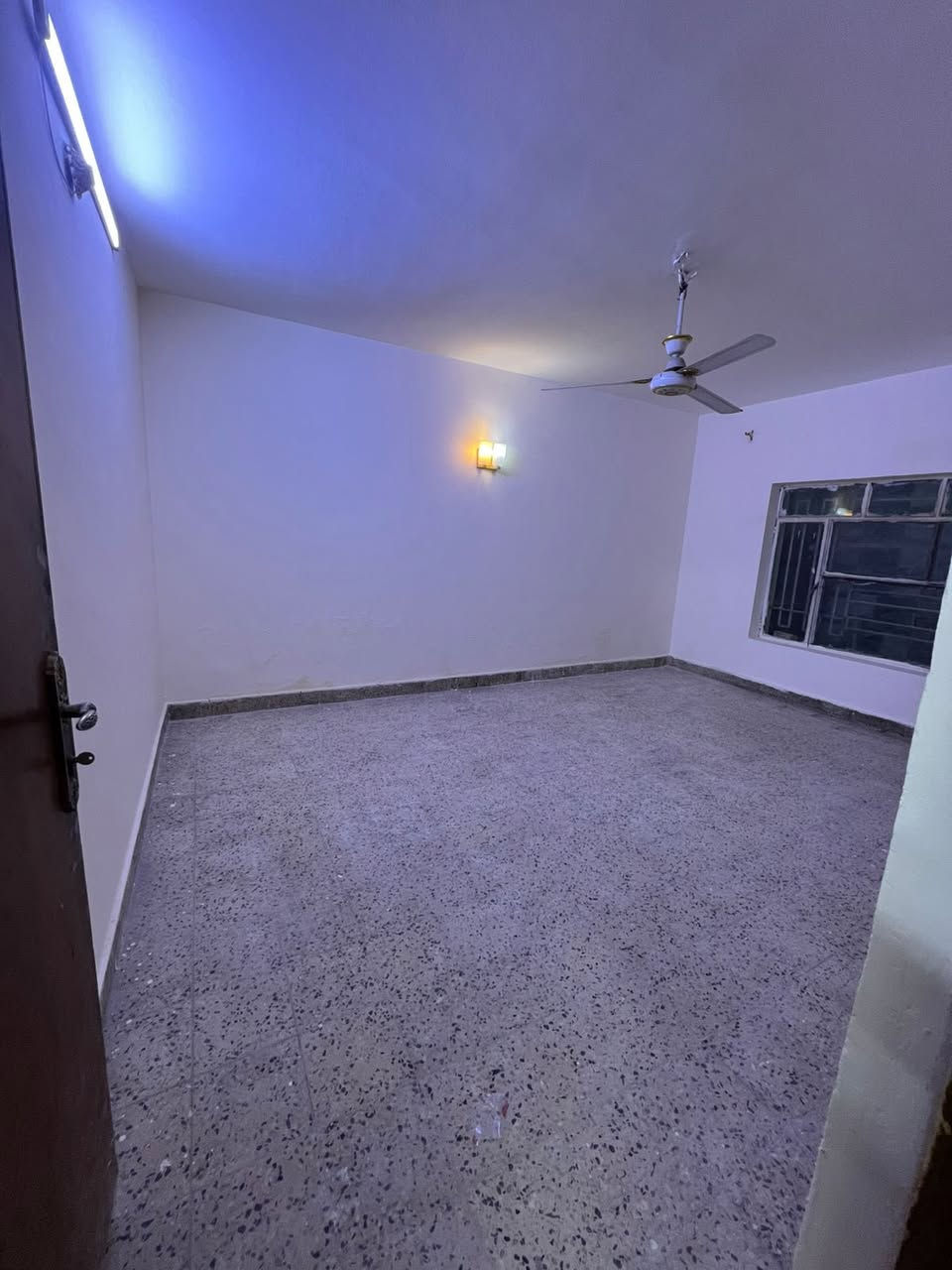 السلام عليكم دار للبيع المساحة 200 متر مسلح طابقين طابو ملك صرف في منطقة المشتل  يحتوي الطابق الاول على خدمات خارجية وكراج سيارة ومدخلين  استقبال ومطبخ حار ومطبخ بارد   وخدمات ومخزن وترك خلفي وغرفة نوم والطابق الثاني يحتوي على غرفتين نوم ومخزن موقع الدار المشتل شارع المدارس ثالث فرع على اليمين والسعر مناسب الاتصال على الهاتف *********** ابو احمد 
سعر المتر بمليون و800 سعره سعر ارض وبي مجال
