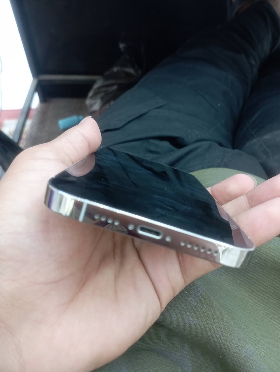 iPhone 13 Pro Max قمة النظافة 
​الحالة: جهاز ما داخل تصليح نهائياً (شرط الفحص) 
​الموديل: أمريكي (LL/A) 🇺🇸.
ذاكرة 256
​البطارية: 86% (أصلية).
​اللون: أبيض ملكي (Silver).
​النظافة: أخو الجديد، بدون أي شخط.
​السعر: [725]قفل
المكان: النجف - حي المهندسين


**إذا كنت صاحب هذا الإعلان وتريد حذفه لأي سبب، رجاءا أرسل رسالة إلى الدعم الفني**