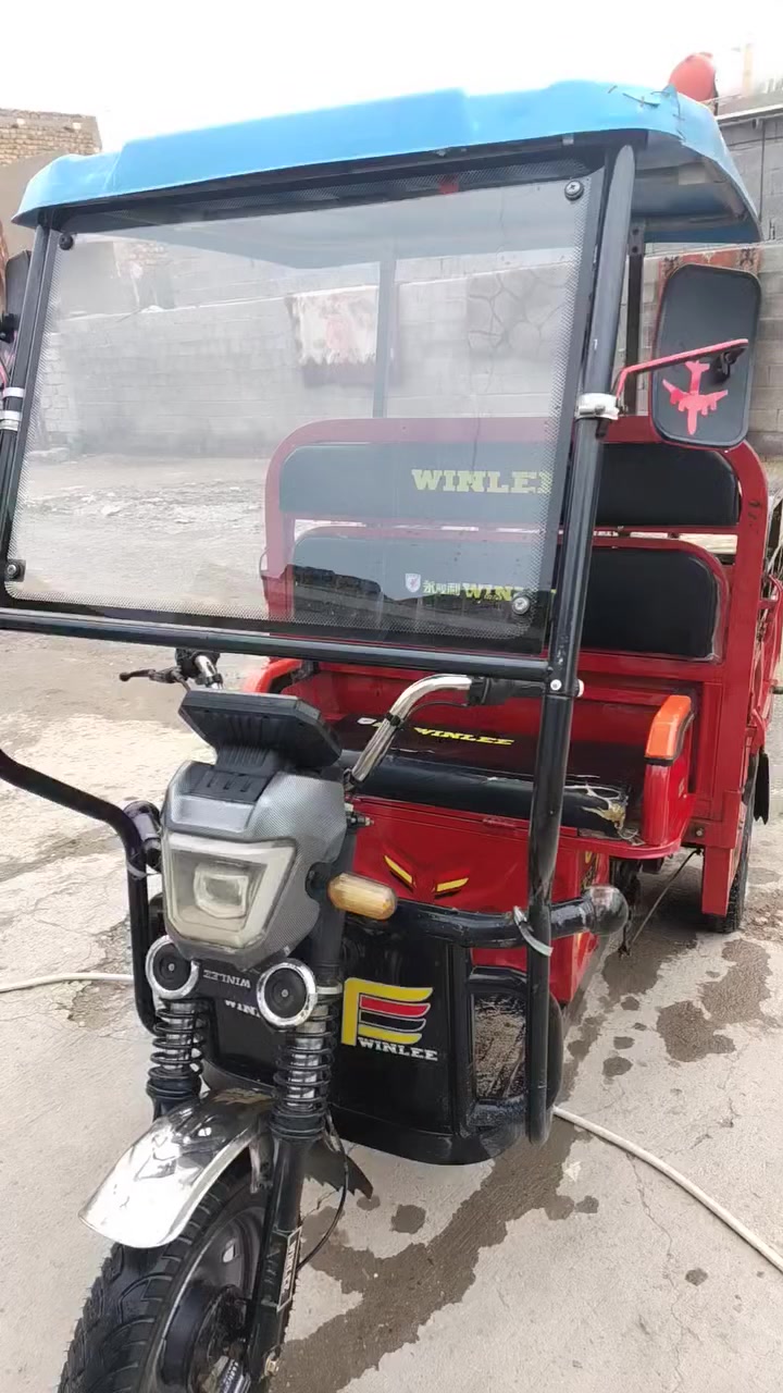 سلام عليكم ستوتة شحن البيع نضيفة بطاريات ستة كاملة ماناقصهة اي شي بس بيهة بطارية وحدة تعبانة ***********رقم الواتساب او راسني خاص
