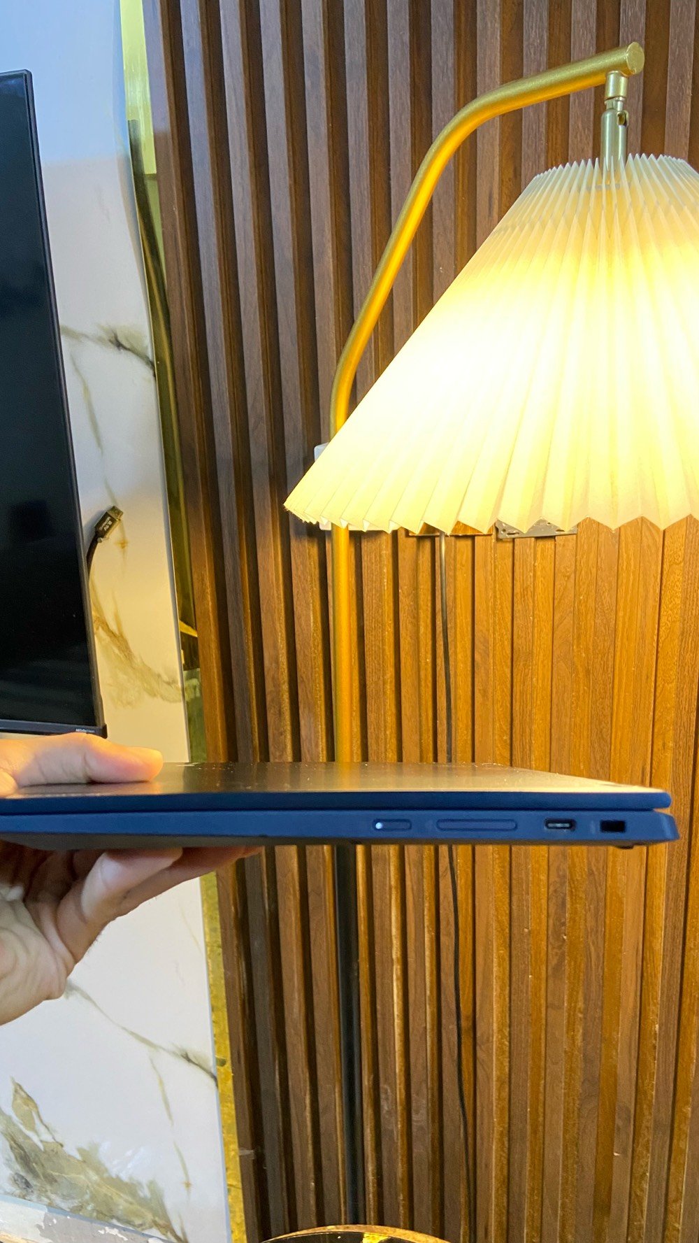 للبيع لابتوب Lenovo بحالة نظيفة جداً ومواصفات ممتازة للطلبة وللمهام المكتبية (Excel، تحليل بيانات، تصفح، وبرامج الأوفيس). الجهاز سريع وأداؤه مستقر.
المواصفات التقنية:
 المعالج: Intel Core i3-1115G4 (الجيل الحادي عشر) بسرعة 3.00 GHz.
 الذاكرة العشوائية (RAM): 8.00 GB.
 نظام التشغيل: Windows 64-bit.
 مميزات إضافية: الجهاز يدعم اللمس (Touch screen) ويدعم القلم (Pen support) مع 10 نقاط لمس، مما يجعله مرناً جداً في الاستخدام.

السعر: [ 350]
للتواصل والاستفسار، يرجى مراسلتي عبر الرسائل.