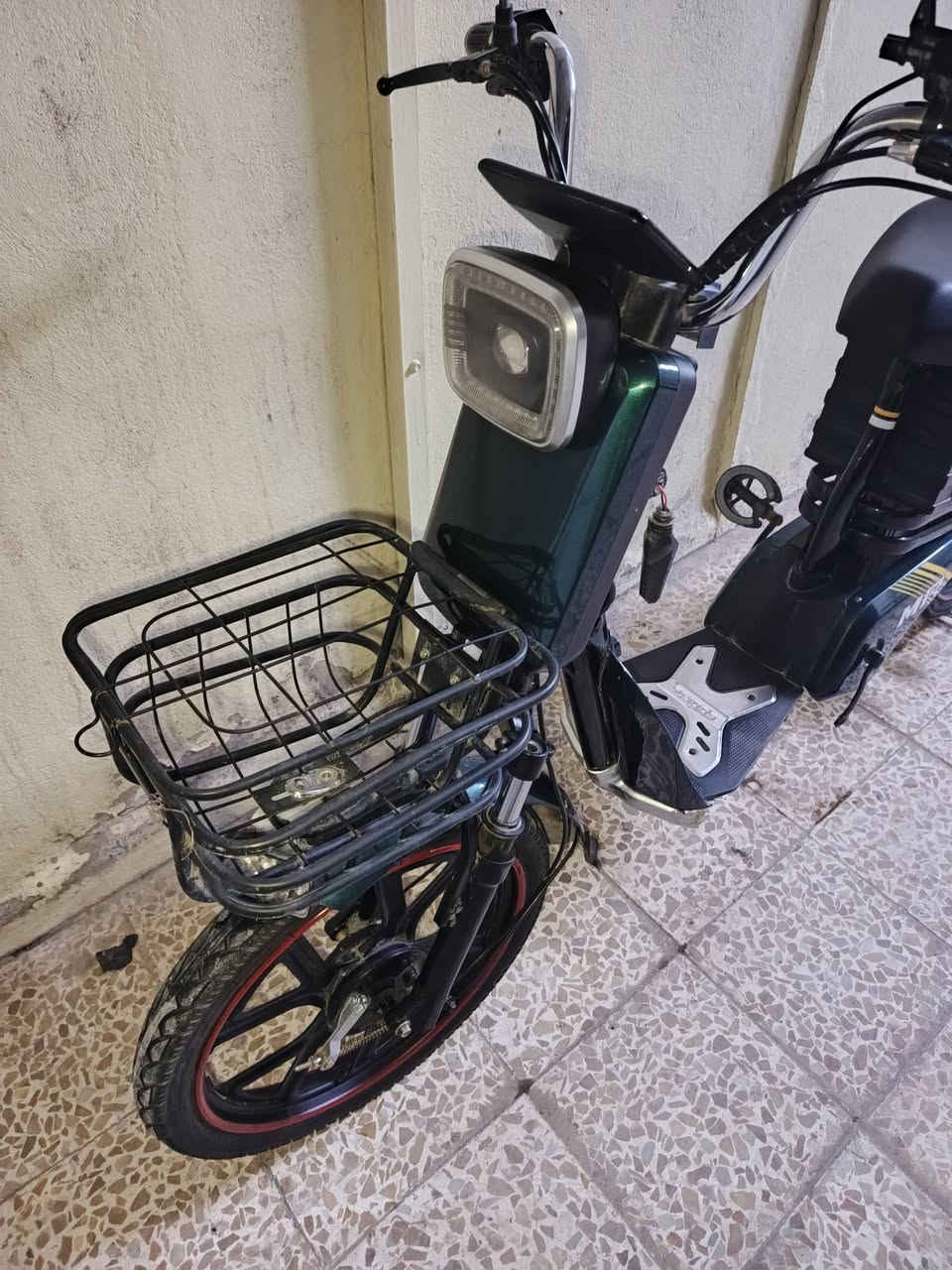 السلام عليكم للبيع ماطور شحن كامل جاهز بطارياتو جديده كامل جاهز رموند تحكم تيرات جديدة يمشي سرعة99 يمشي من حي البكر الى الكندي روحة وجيه السعر على الخاص مكاني موصل حي بكر الاستفسار على هذا الرقم ***********
