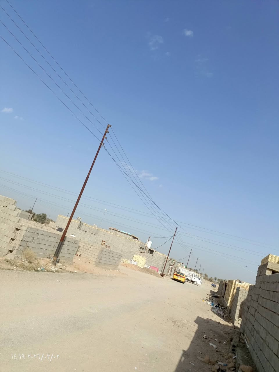 السلام عليكم 
بيت للبيع مساحه 200م يتكون من 3غرف +صاله+ استقبال+صحيات داخليه وخارجيه 
صب كونكريت فوق وتحت. 
المكان : طريق كربلاء ــ نجف عمود 915 خلف الحسينيات. 
الخدمات : ماء + كهرباء + شارع باب البيت كامل الخدمات. 
السعر: 37وبيه مجال. 
للاتصال والاستفسار عله الرقم: ‏‪***********‬‏
مكلف بلنشر.
