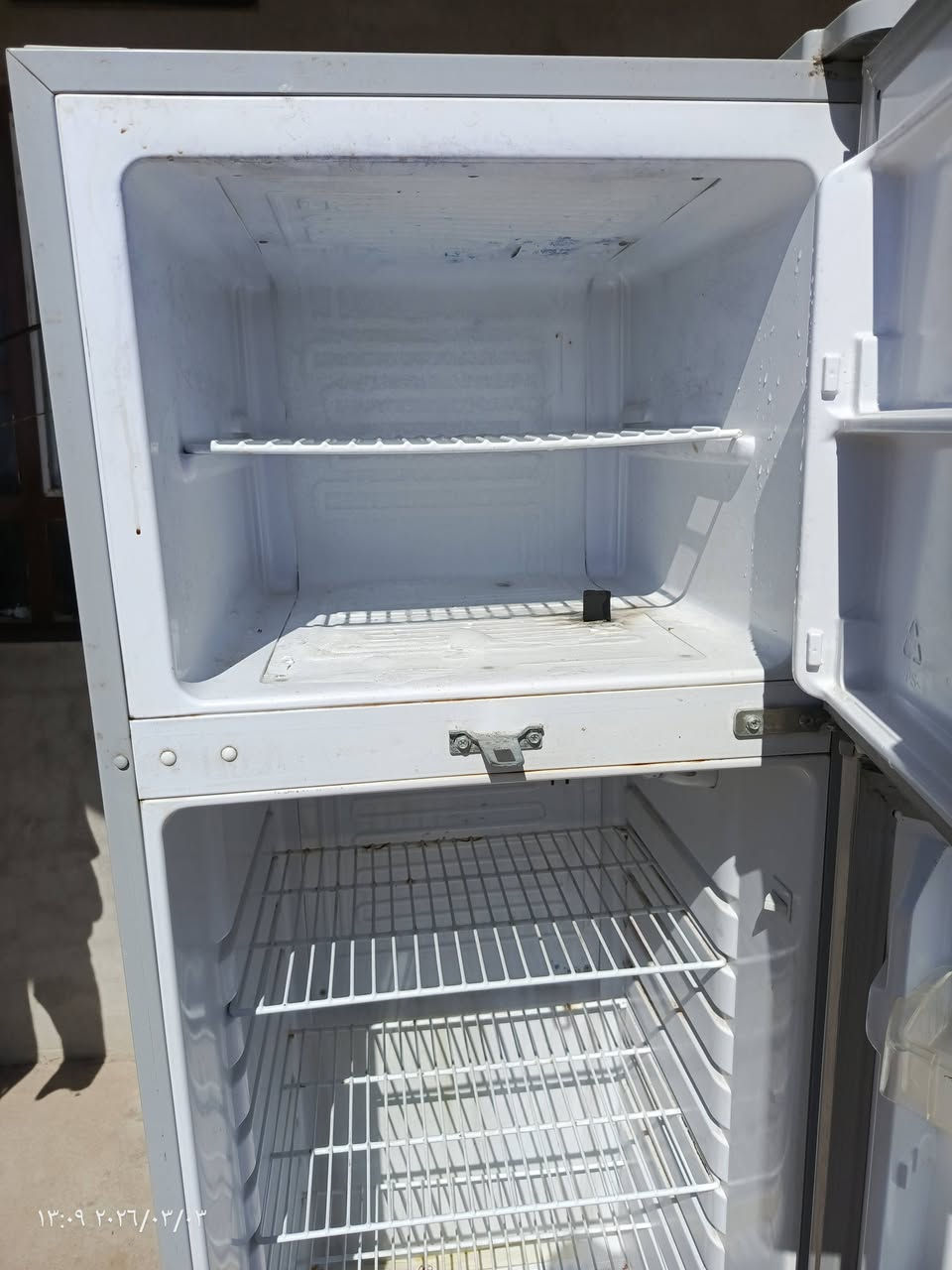 ثلاجه شرط شغاله من كلشي  فقط ماتنقفل و  مشحونه  اما الباقي بلادي  ثلج خير من الله شغاله شرط سعرها 250  وليكول غالي خلي يروح شيوف الجديد بيش  500وفوك ولله  اما هاي  امامك شوفها   مو شراي لايكسر بيها جوه هلسعر ماترهم ***********
