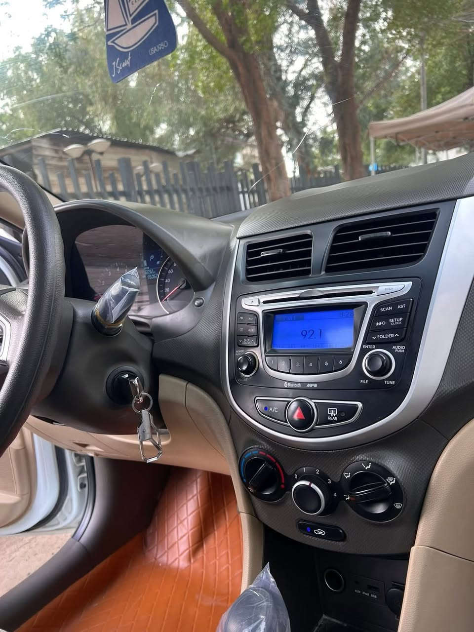 اكسنت موديل2012 بدون صبغ موصفات فول للخير. شاشه كامره فتحه سقف تحكمات ستيرن جهيتين اناره داخليه ويلكب عدد 5 دواخل بيجي عله وضع شركه  محرك 1600 ماشي95  مكان السيارة بغداد الكرخ￼￼***********￼
