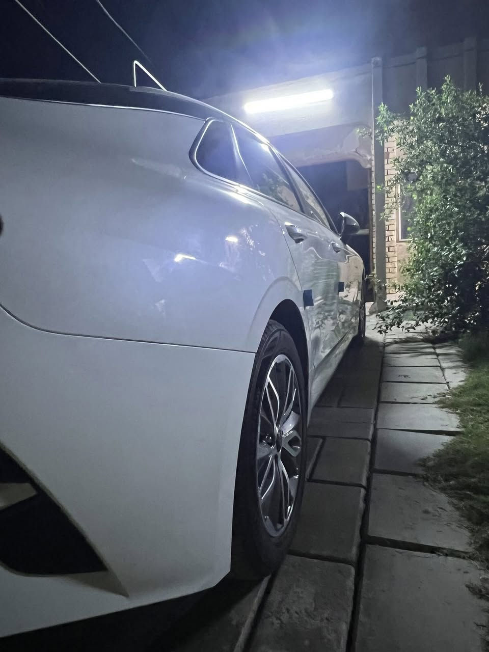 السلام عليكم kia k5 مديل 23 وارد كوري محرك 2000 دوش وهايبرد  حادثها فقط ٤ رصعات في القماره كما موضوح في السونار وتكحيل في الدعاميه الخلفيه وصار عندي صبغ يم البلوجكتر الدعاميه الاماميه على كد اصبعين هيه ممحسوبه بس للمصداقيه باقي السياره كفاله عامه وين ميعجيك افحص ماشيه ١٧الف كيلو وقابل للزياده كلشي واضح كدامك….

مواصفات:
بصمه دخول 
بصمه تشغيل 
تحديد مسار
قياده ذاتيه
تحكمات ستيرن
تدفئ مقعاد و مقود 
تبريد شاشه ومنفصل 
تبريد قطعتين
لايت LED
كشنات كهرباء 
مري شفط 
رادار امامي خلفي
كامره خلفيه دوراه
حساسات امامي خلفي
صندوق ذكي يفتح عند الاقتراب
نضام ترحيب 
جام اوتو 
كير ماوس 
اوتو هولد 
سايد بريك كهربائي 
يعني فول عدى الفتحه
التفويله تمشي ٩٨٥ حقيقي 
كير AT المرغوب وليس cvt

اربع انضمه قياده ايكو ونورمل وسمارت و كمفورت

نضام الڤيو الي هوه تشغل الكامره الخلفيه انت وتمشي

السعر جداً مناسب مقارنه بخواتها والسوك كلشي بي 
السعر: 205 وبيها مجال
الرقم للتواصل ***********
غير متواجد فيس
