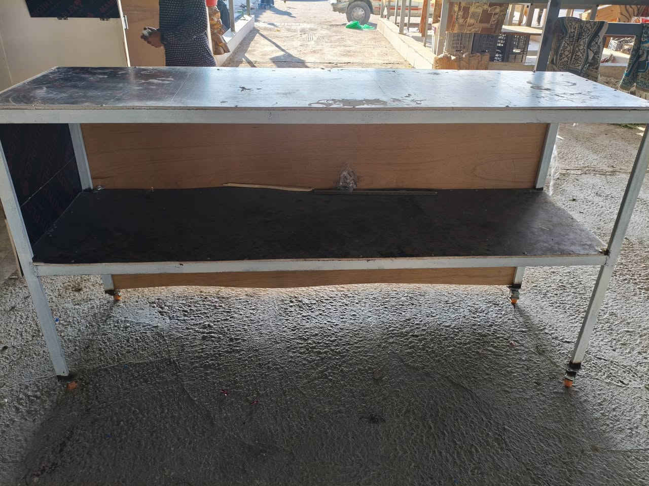 رفوف محل عدد 3 تفصال حديد ماصارلي شهرين من فصلتهن القياس ارتفاع مترين ونص طول 3 متر ولداخل مالته قياسه 40 سانتي متر  وميوزه عدد 2 واحد طوله 3 متر ارتفاعه  واحد متر ولداخل مالته 60 سانتي متر .. 
الميز الثاني طوله مترين الارتفاع واحد متر ولداخل 60 سانتي متر  ***********
