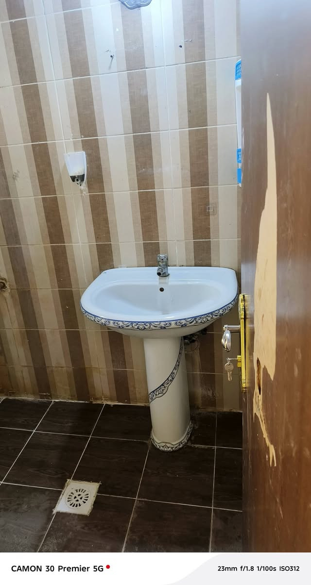 للايجار للايجار 
بيت 250 متر في مجمع الاميرات
 المرحله الاولى مبلغ الايجار 450 الف
للاستفسار اتصال ***********
