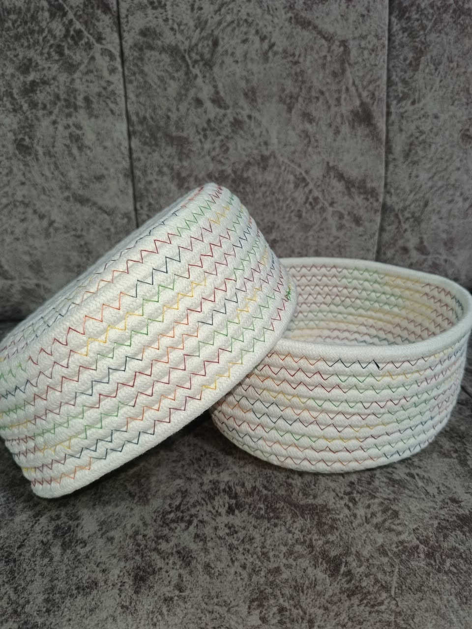 سلة تخزين مصنوعة من حبل قطني وتتميز بنقوش ملونة على شكل حرف V.


**إذا كنت صاحب هذا الإعلان وتريد حذفه لأي سبب، رجاءا أرسل رسالة إلى الدعم الفني**