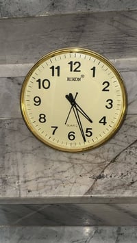 عندي هاي الساعات للبيع المكان البياع 07903728395