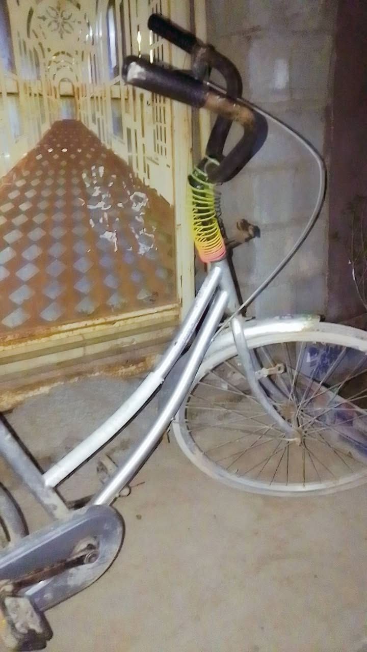 اسلام عليكم بايسكل للبيع جديد بس غسلة حجم 26  .. لون رصاصي السعر 45 وبي مجال 🦅 التواصل على هذا الرقم ***********
