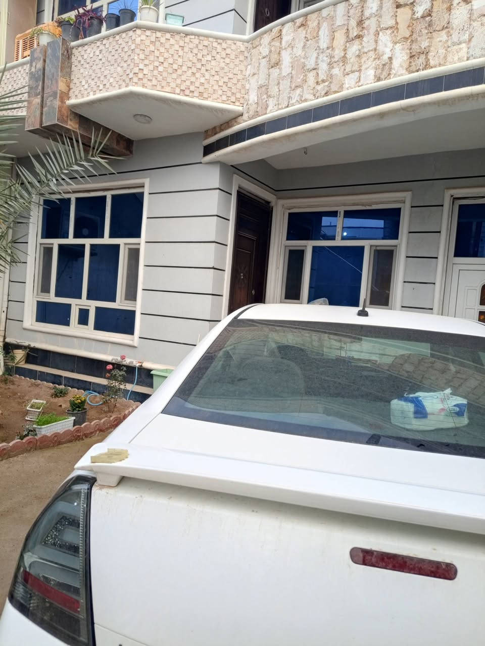 بسم الله الرحمن الرحيم.
عدد ٣ دور للبيع على أرض مساحتها ٣٠٠م طابقين .

بلاد الرافدين زراعي سند 25 موجود معاملة تمليك في البلدية 

الطابق الأرضي يحتوي على ٢ غرفة نوم مساحة 4*5 مع ٢ حمام غربي نظام سويت  مع   2استقبال مساحة 5*6. مطبخ 4*6مع صالة 4*15

الطابق الأول يحتوي على 2وحدة سكنية وكل وحدة تحتوي على استقبال 5*6مع نوم 5*4وحمام غربي داخلي نظام سويت مطبخ  3*4صالة4*7 درج خارجي وداخلي .

عبارة عن 3 وحدات سكنية مستقلة من ناحية الماء  ، الكهرباء ، المولد ، الصرف الصحي .

البناء نظام الرفت  مبني بمادة الطابوق ، بياض من الداخل واللبخ من الخارج ، سقوف ثانوية ، الأرضية بورسلين هندي والجدران سيراميك هندي، ابواب تركية  و pvc الشبابكpvc ، الكهرباء 3 فيز نظام بوري دفن ، كراج 5*6  ، عدد 2 حمامات خارجية مع 2حديقة تبليط وخدمات كاملة 

البائع مسؤول عن التحويل قانونيا .

للأستفسار أكثر واتساب ***********
