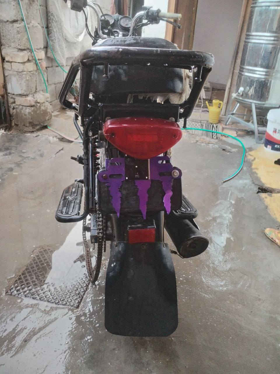 سلام عليكم اخوان دراجة بوكسر كاملة كهربائيات كلهة شغالة تايرات جدد صالنصة جديدة دبلات جدد كابريتر جديدة گيجات لايت تايرات جدد باتري جديد جوزة جديدة نقصهة محرك فقط دراجة بدون اوراق اكفلهة من السرقة السعر 225  بيهة مجال بسيط ***********بغداد ابو غريب الحصوة
