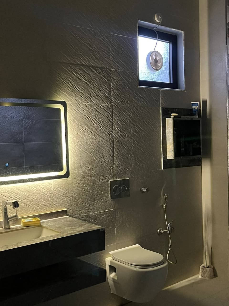 بيت للبيع حي ١٧ تموز مساحه٣١٥  غرف نوم ٦ و ٧ صحيات حديقه داخليه وخارجيه واجها مرمر لتواصل خاص او الارقام التالية 
***********
***********
