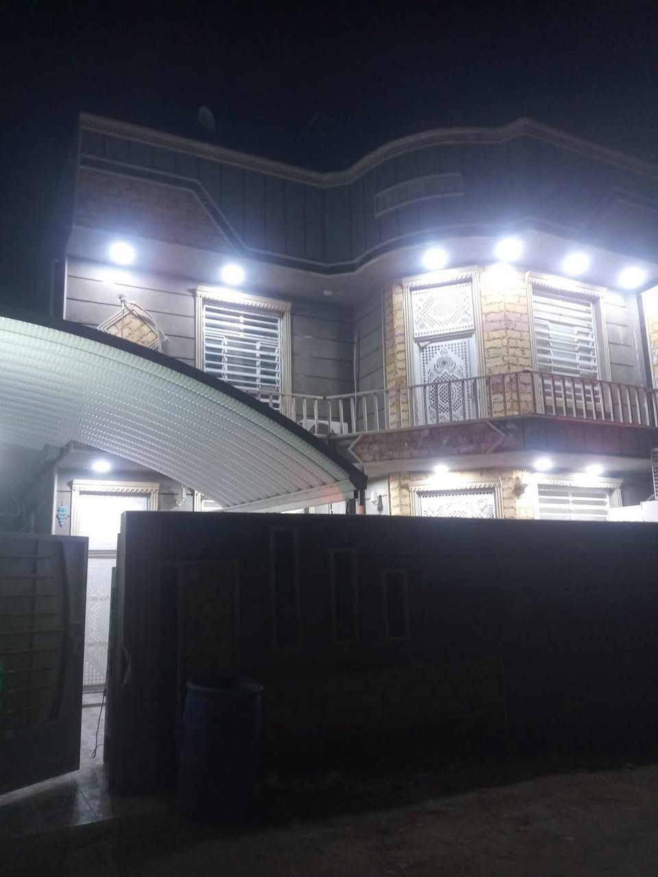 للبيع دار طابو زراعي  ركن   المساحة الكلية 800م(20م×40م) مساحة البناء 220م 
بناء حديث طابقين اربع غرف نوم استقبال 8×4 مطبخ عدد2 صيحات عدد4 ارضيه مرمر  سقوف ثانويه حديقة مشجرة ووكامله كراج وسقيفه تكفي لثلاثة سيارات وتفاصيل اخر كثيرة السعر650 مليون  العنوان حله_ زوير غربي للمعلومات الاتصال ***********
