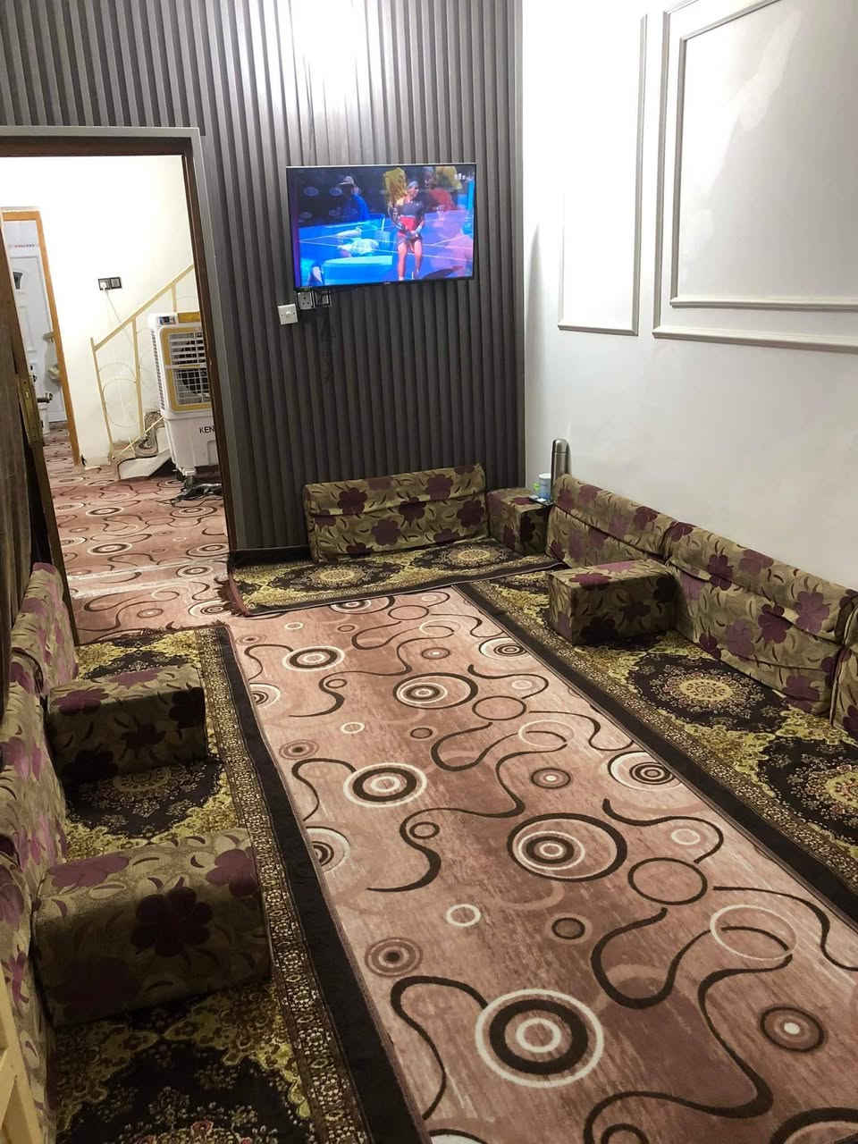 بيت الايجار مساحه 60متر
طابقين يحتوي عله ستقبال وصاله مطبخ صحيات خارج وداخل منور 
الطابق الثاني غرفتين وصاله 
المكان الحر قرب مستشفى التركي
خلف الشقق بستنه 
اجاره 250
***********
