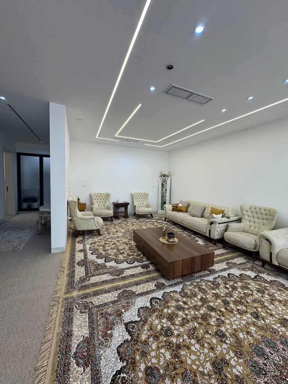 سەرەتا بەناوی خودا 
کۆدی /10914
خانووی فول مواسفات بۆ فرۆشتن  
📍ناونیشان/ کۆمپانیای بیابان
📐ڕوبەر / 220 مەتر
📏پێشی/ 11 بە 20
🛣️شەقامی/ 15 مەتری
🌕 ڕوو / ناوشار
🏗️پێکهاتوەلە/ 2 نهۆم  

نهۆمی یەکەم  ( میوان و هۆڵ و متبخ کراوە + مساعد مدبخ + 2 نوستن + مشتملات + گەراج + مشتملاتی دەرەوە + مغزن ) 

نهۆمی دوو ( میوان و هۆڵ کراوە + متبخ + مشتملات + 2نوستن + بالکۆن )

تێبینی ( خانوەکە بیرێکی زۆر باشی تێدایە تازەیەو فول مواسفاتە بەرام بەری ماڵ نیە بۆ دوماڵی جیا دەبێت )
ــــــــــــــــــــــ
🖊️/ بۆ زانینی نرخ  کۆمێنت بکە 
ــــــــــــــــــــــــ
بۆ پەیوەندی📞
☎️***********
☎️***********
ـــــــــــــــــــــــــــ
تۆی بەڕێز موڵکت هەیە دەتەوێت بیفڕۆشیت یان بیدەیت بەکرێ زانیاریەکانمان بۆ بنێرە هاوکارتان دەبین 
‏‎*********** ☎️واتس ئاپ"فایبەر 
‏‎یان سەردانی نوسینگەی(جوانی موڵك)بكەن
‏‎ناونیشان"ئیبراهیم ئەحمەد"بەرامبەر دیلان سیتی
