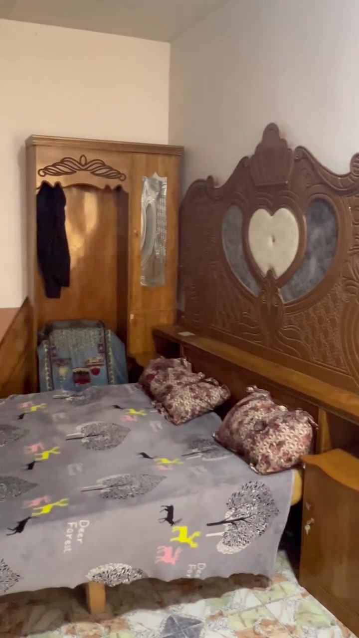 سلام عليكم غرفه طابقين جديده عوزه قفاله وجامه بس مكاني نجف كوفه سعر 550 ‭ ***********‬
